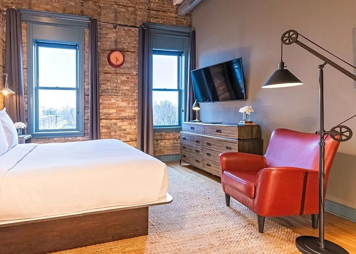 124 Lofts - Downtown Dundee - Walk To Dining West Dundee